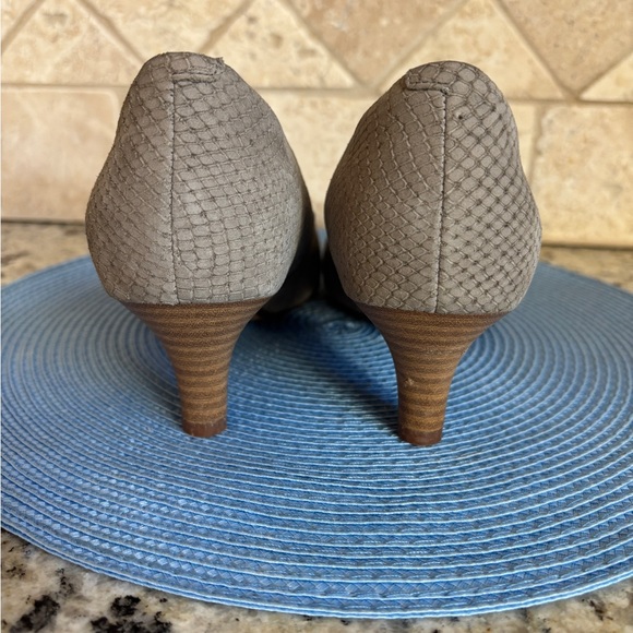 Clarks Linvale Jesica Taupe Sage Suede Women's Pointed Toe Kitten Heel Pumps - Picture 5 of 13